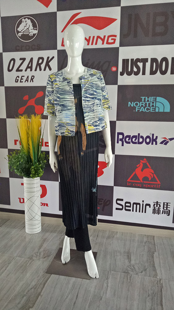 女士短袖外套